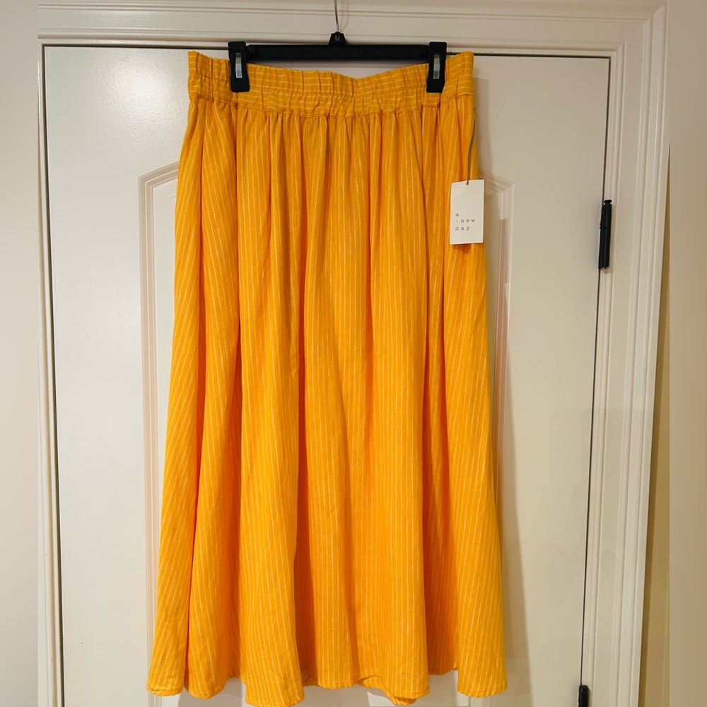 Spring Skirt-Target
Size:Large 
White and yellow stripes